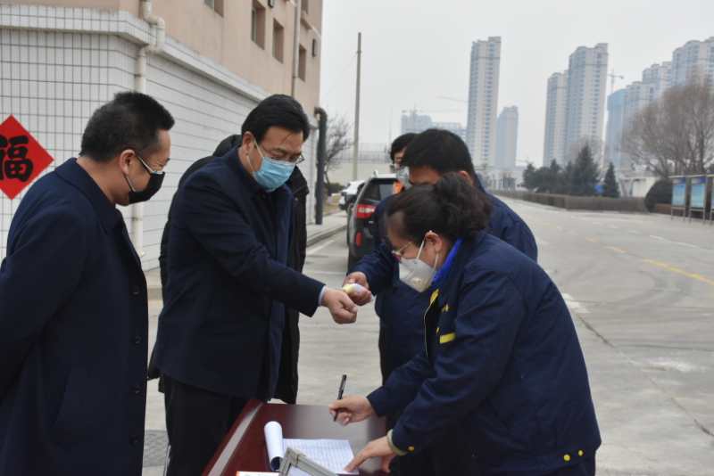 市城管局劉云飛局長一行蒞臨忻州市水務有限責任公司污水處理分公司檢查疫情防控及復工復產工作情況。.jpg