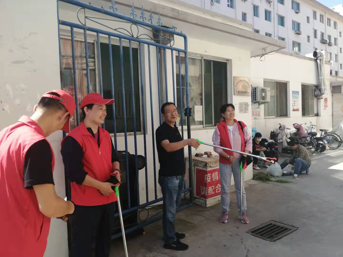 01-9月9日黨委委員、財務總監辛建人在匯春小區檢查指導志愿者服務.jpg